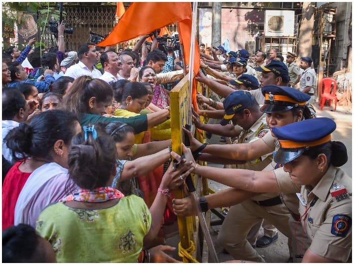 Hanuman Chalisa Row: नवनीत राणा की गिरफ्तारी के बाद मुंबई में बवाल, शिवसैनिकों पर भी हो सकती है कार्रवाई - बड़ी बातें Hanuman Chalisa Row Amravati MP Navneet Rana Ravi Rana arrest lawyer allegation on Police Action on Shiv Sena workers key highlights Hanuman Chalisa Row: नवनीत राणा की गिरफ्तारी के बाद मुंबई में बवाल, शिवसैनिकों पर भी हो सकती है कार्रवाई - बड़ी बातें