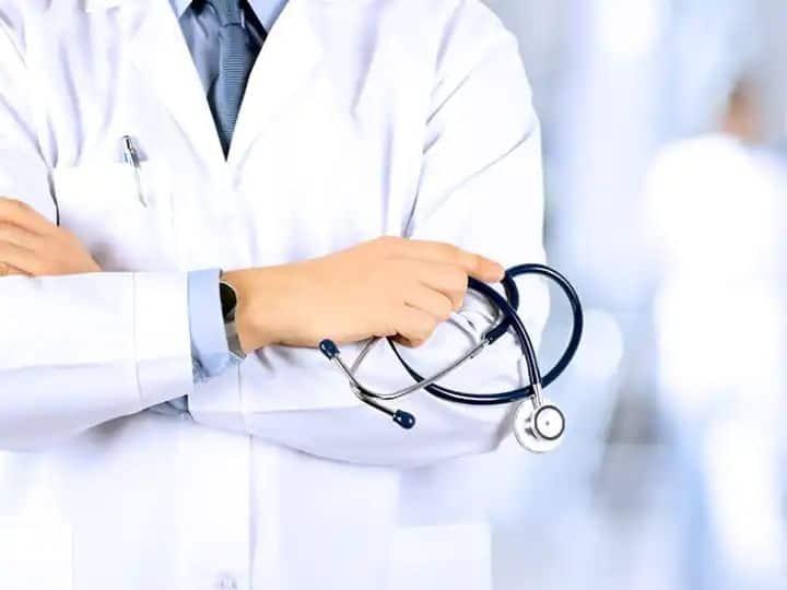 Job opportunities in medical field  vacancy in medical field full details here marathi news  Job opportunities in medical field  : वैद्यकीय शिक्षण घेतलेल्या विद्यार्थ्यांसाठी नोकरीची संधी