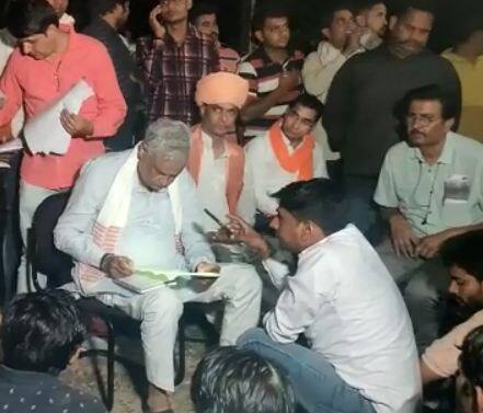 वहीं इस कार्रवाई के विरोध में राज्यसभा सांसद डॉक्टर किरोडी लाल बैसला ने राजगढ़ पहुंचकर मंदिर में धरना दिया और गहलोत सरकार पर तुष्टिकरण की राजनीति के आरोप लगाए.