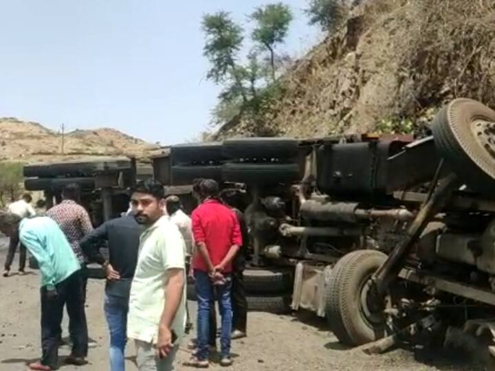 Udaipur Rajasthan National Highway driver died on spot in accident after truck overturned ANN Udaipur Accident News: हाईवे की रैलिंग तोड़ ट्रक पलटने से दर्दनाक हादसे में चालक की मौत, केबिन में फंसा शव मुश्किल से निकाला