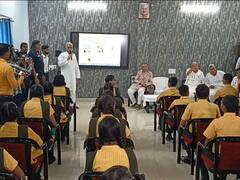Durg News: मुख्यमंत्री भूपेश बघेल बने शिक्षक, क्लास में जाकर बच्चों को पढ़ाया लोकतंत्र का पाठ