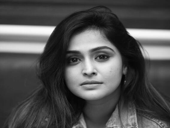 Ramya Nambeesan pics: பிளாக் அண்ட் ஒயிட்டில் ரம்யாவின் கியூட் போஸ்கள்..! Ramya Nambeesan pics: பிளாக் அண்ட் ஒயிட்டில் ரம்யாவின் கியூட் போஸ்கள்..!