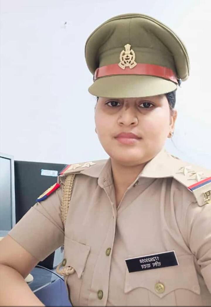 लखनऊ के गोसाईगंज थाना क्षेत्र की रहने वाली महिला सब इंस्पेक्टर रश्मि यादव करीब 2 साल पहले अमेठी आई थी जिसके बाद गौरीगंज थाने में रही. करीब 1 साल पहले रश्मि यादव का तबादला मोहनगंज थाने में हुआ जहां वो थाने में ही बने रिपोर्टिंग महिला चौकी की प्रभारी थी. बताया जा रहा है कि रश्मि हाल ही में सीओ सर्किल के यहां मीटिंग में शामिल हुई थी और करीब दोपहर 1:30 बजे अपने कमरे पर चली गई.