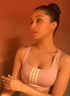 સ્પોર્સ્ટ્સ બ્રામાં અભિનેત્રી શ્રદ્ધા કપૂરનો જોવા મળ્યો બોલ્ડ અવતાર