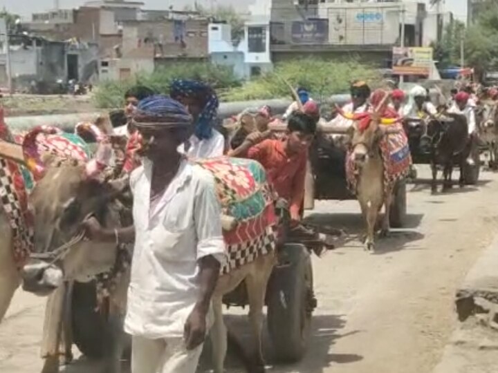 Rajasthan: भीलवाड़ा में 11 बैलगाड़ियों के साथ अनूठे अंदाज में भात लेकर बहन के घर पहुंचे दो भाई, लोग हुए हैरान