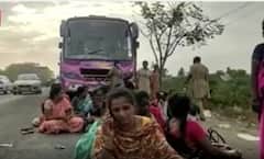 Anaganwadi Workers Portest on Road: విజయవాడ వెళ్తున్న అంగన్వాడీ వర్కర్లను నిలిపేసిన పోలీసులు