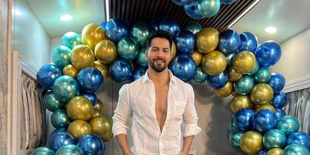 Varun Dhawan Birthday: 'কাজের মাঝে জন্মদিন উদযাপন' করতে পেরে আনন্দিত বার্থডে বয় বরুণ ধবন Varun Dhawan Celebrates His 35th Birthday On The Sets Of 'Bawaal' says 'Super Happy To Spend This B'day Working' Varun Dhawan Birthday: 'কাজের মাঝে জন্মদিন উদযাপন' করতে পেরে আনন্দিত বার্থডে বয় বরুণ ধবন