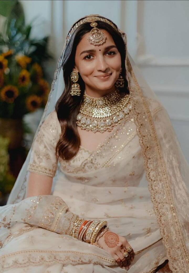 आलियानं लग्नामधील तिचे काही खास फोटो शेअर केले आहे.  (Alia Bhatt/instagram)
