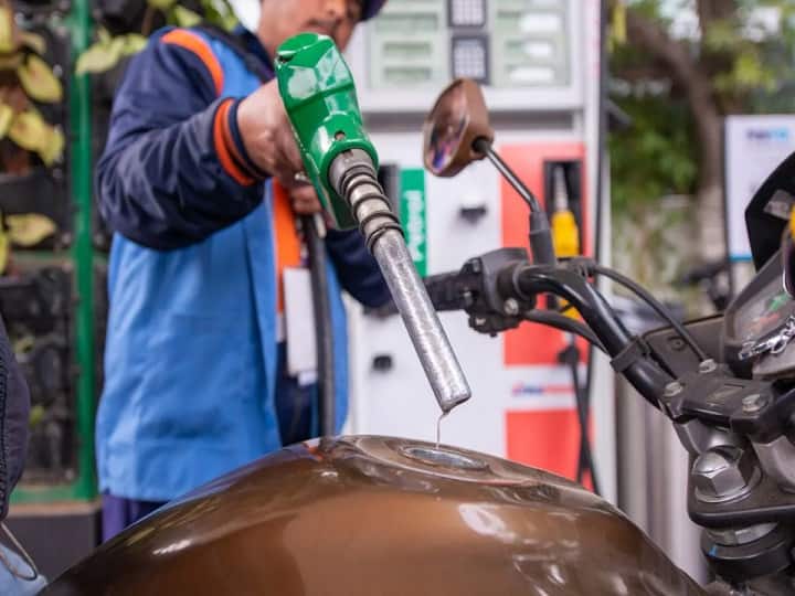 Petrol Diesel Price Today 21 May 2022 know latest rate petrol diesel rate not changed today know latest rate of your city iocl fuel rates crude oil Petrol Diesel Price : पेट्रोल-डिझेलचे नवे दर जारी; देशात महाराष्ट्रातील 'या' शहरात सर्वात महाग पेट्रोल