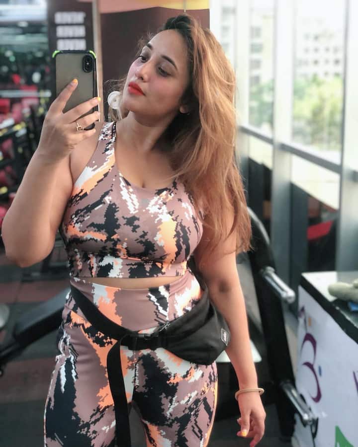 एक्ट्रेस अक्सर जिम में मिरर सेल्फी लेते हुए अपनी बलखाती अदाओं को जादू चलती नज़र आती हैं.