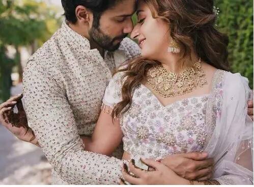 આજે વરુણના જન્મદિવસ પર અમે તમને તેમની લવ સ્ટોરી સાથે જોડાયેલી કેટલીક ખાસ વાતો જણાવી રહ્યા છીએ. વરુણ ધવને 24 જાન્યુઆરી 2021ના રોજ નતાશા દલાલ સાથે લગ્ન કર્યા હતા. વરુણ લગ્ન પહેલા ઘણા વર્ષો સુધી નતાશાને ડેટ કરતો હતો.