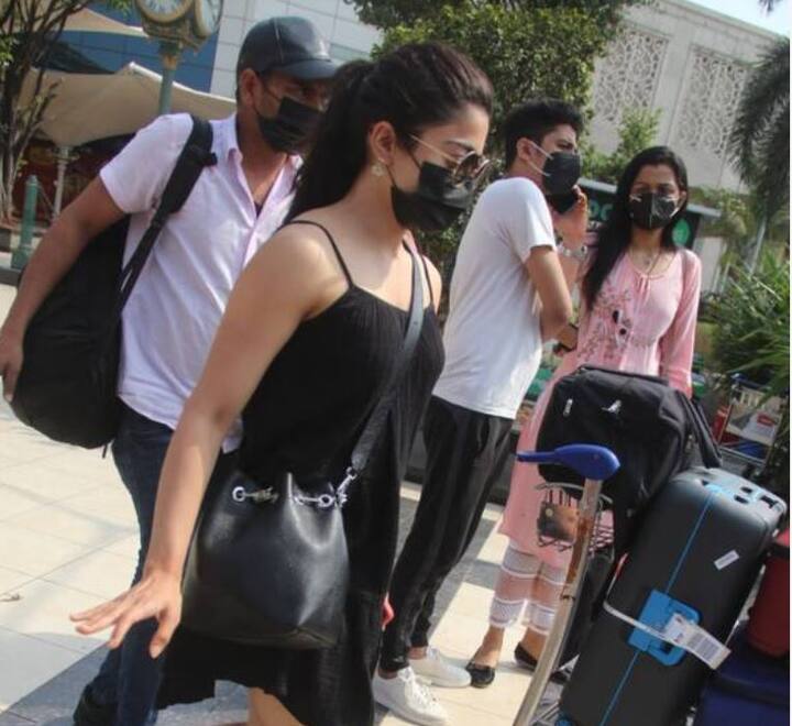 ਏਅਰਪੋਰਟ 'ਤੇ ਪਾਪਰਾਜ਼ੀ ਕੈਮਰਿਆਂ 'ਚ ਕੈਦ ਹੋਈ ਰਸ਼ਮੀਕਾ ਮੰਦਾਨਾ ਕਾਲੇ ਰੰਗ ਦੇ ਫਰੌਕ 'ਚ ਨਜ਼ਰ ਆਈ। ਰਸ਼ਮੀਕਾ ਨੇ ਵੀ ਕੋਰੋਨਾ ਤੋਂ ਬਚਾਅ ਲਈ ਮਾਸਕ ਪਾਇਆ ਹੋਇਆ ਸੀ।