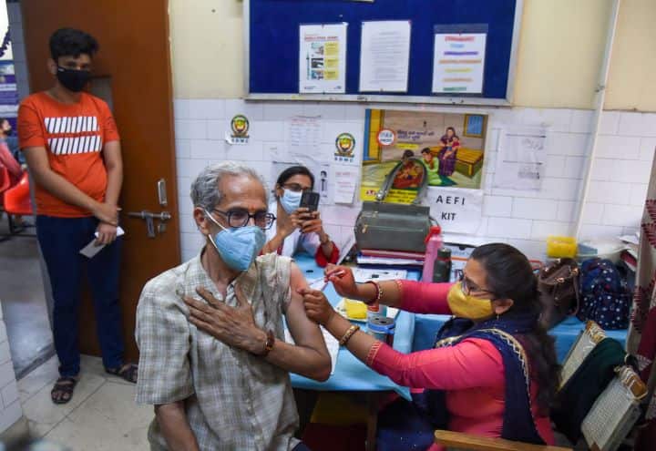 PIB Fact Check: You too have got the corona vaccine, so know which people will get 5000 rupees? Covid Vaccine: કોરોના રસી લીધી છે તેને લોક કલ્યાણ વિભાગ દ્વારા ₹5,000 આપવામાં આવી રહ્યા છે? જાણો સરકારે શું આપી જાણકારી!