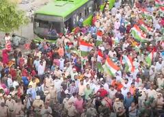 Jahangirpuri: जहां हुई हिंसा वहां हिंदू और मुस्लिम समुदाय के लोगों ने मिलकर निकाली तिरंगा यात्रा