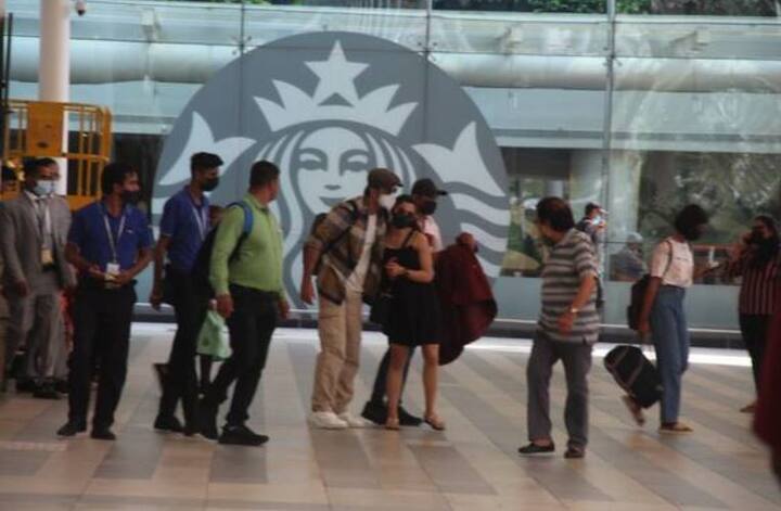 ਰਣਬੀਰ ਕਪੂਰ ਏਅਰਪੋਰਟ 'ਤੇ ਓਪਨ ਚੈੱਕ ਸ਼ਰਟ ਅਤੇ ਸਫੇਦ ਟੀ-ਸ਼ਰਟ 'ਚ ਨਜ਼ਰ ਆਏ। ਇਸ ਦੌਰਾਨ ਉਹਨਾਂ ਨੇ ਚਿਹਰੇ 'ਤੇ ਮਾਸਕ ਪਾਇਆ ਹੋਇਆ ਸੀ।