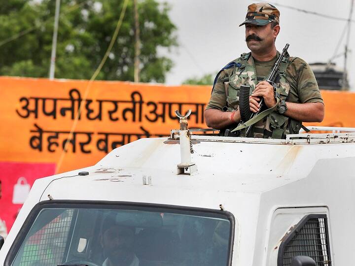 वहां कार्यक्रम स्थल के बाहर भी जवान तैनात हैं. गौरतलब है कि पीएम 38,082 करोड़ रुपये के औघोगिक विकास प्रस्तावों की आधारशिला रखेंगे. साथ ही पीएम 2 हाइड्रो पॉवर प्रोजेक्ट का भी शिलान्यास करेंगे. साथ में जम्मू-श्रीनगर टनल का भी लोकार्पण करेंगे.