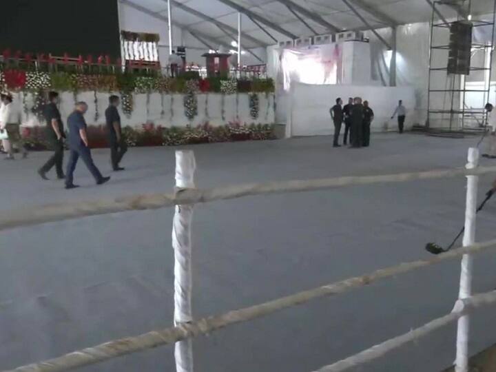 पीएम मोदी के दौरे को देखते हुए सांबा के पल्ली गांव में कार्यक्रम स्थल पर सुरक्षा जांच चल रही है, जहां से पीएम मोदी पंचायती राज दिवस के अवसर पर देश भर की पंचायतों को संबोधित करेंगे.