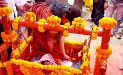 PHOTO : लेकीच्या जन्माचं भव्य स्वागत; हत्तीवरुन जिलेबी वाटली अन् गावजेवण दिलं!