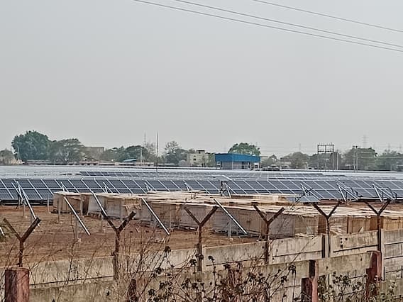 Chhattisgarh News: जल्द ही सौर ऊर्जा से दौड़ेगी ट्रेन, दुर्ग में बन रहा है रेलवे का सबसे बड़ा सोलर प्लांट Chhattisgarh News: जल्द ही सौर ऊर्जा से दौड़ेगी ट्रेन, दुर्ग में बन रहा है रेलवे का सबसे बड़ा सोलर प्लांट