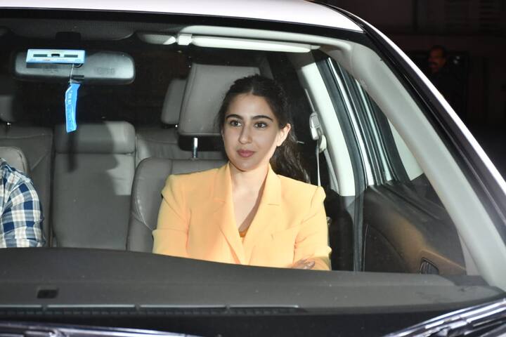 सारा अली खान इस पार्टी में येलो आउटफिट में दिखीं. सारा ने स्माइल के साथ पैपराज़ी को कार से ही पोज़ दिया.