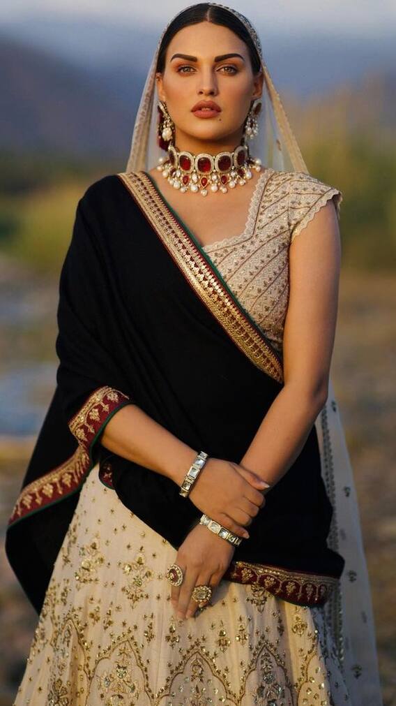 हिमांशी खुराना का ब्राइडल लुक