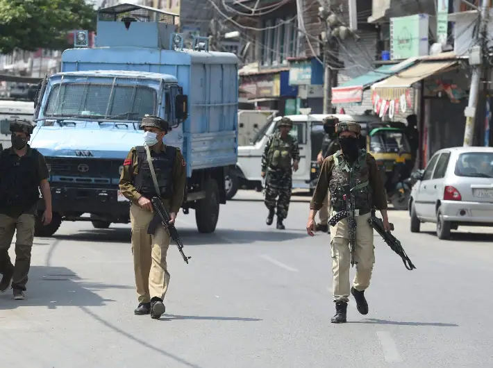 Action on 'helpers' after terrorists, two arrested for bringing terrorists in vehicles ਅੱਤਵਾਦੀਆਂ ਤੋਂ ਬਾਅਦ 'ਮਦਦਗਾਰਾਂ' 'ਤੇ ਐਕਸ਼ਨ, ਦਹਿਸ਼ਤਗਰਦਾਂ ਨੂੰ ਗੱਡੀ 'ਚ ਬਿਠਾ ਕੇ ਲਿਆਉਣ ਵਾਲੇ ਦੋ ਗ੍ਰਿਫ਼ਤਾਰ