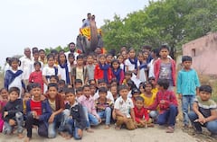 PHOTO : लेकीच्या जन्माचं भव्य स्वागत; हत्तीवरुन जिलेबी वाटली अन् गावजेवण दिलं!