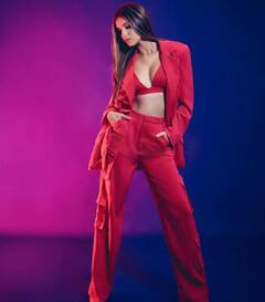 તારા સુતરિયાએ કરાવ્યું ફોટોશૂટ, રેડ આઉટફિટમાં એક્ટ્રેસે મચાવી સનસની