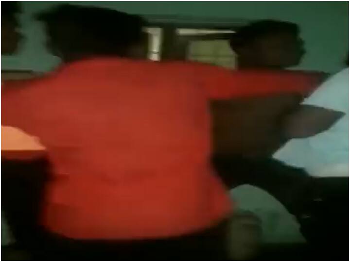 WATCH: अवैध खनन से रोकने पर बिफरे BJP विधायक के बेटों ने वनकर्मियों से की मारपीट, अब मामला दर्ज WATCH madhya pradesh news Case registered against two sons of BJP MLA Sitaram adiwasi and two others for assault WATCH: अवैध खनन से रोकने पर बिफरे BJP विधायक के बेटों ने वनकर्मियों से की मारपीट, अब मामला दर्ज