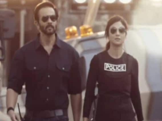 Rohit Shetty Shilpa Shetty Video: हाथ में बंदूक थामें रोहित शेट्टी संग वॉक करती दिखीं शिल्पा शेट्टी, वीडियो में दिखा गजब का स्वैग Rohit Shetty Shilpa Shetty Video: हाथ में बंदूक थामें रोहित शेट्टी संग वॉक करती दिखीं शिल्पा शेट्टी, वीडियो में दिखा गजब का स्वैग