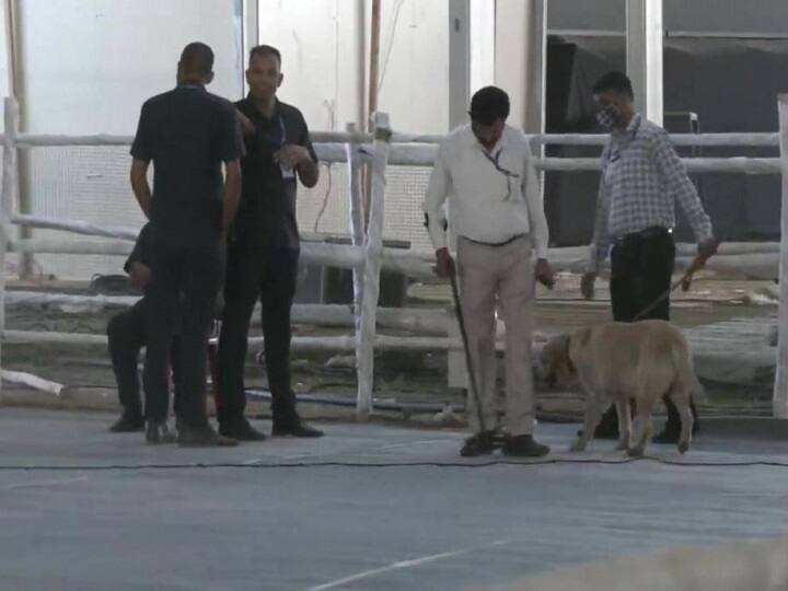 पीएम मोदी के कार्यक्रम को देखते हुए डॉग स्क्वायड की टीम में जांच में लगी हुई है.