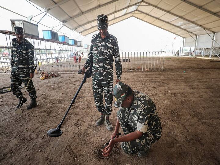 कार्यक्रम स्थल पर फिलहाल सेना के जवान भी पूरी मुस्तैदी के साथ पीएम मोदी की सुरक्षा को सुनिश्चित करने में लगे हैं.