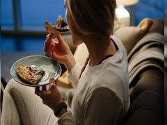 Health Tips: रात में देर तक जागने की है आदत, तो भूख लगने पर खाएं ये 5 हेल्दी चीजें