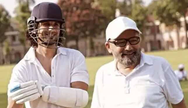 फिल्म में शाहिद कपूर के पिता पंकज कपूर भी हैं. जो शाहिद के कोच का रोल निभाएंगे. मीडिय रिपोर्ट्स के मुताबिक उन्हें 80 लाख रूपये मिले हैं. (फोटो – सोशल मीडिया)