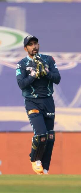 তাঁর প্রায় ঘাড়ের ওপর নিঃশ্বাস ফেলছেন বাংলার ঋদ্ধিমান সাহা। আইপিএলে ৮৬টি শিকার রয়েছে তাঁর।