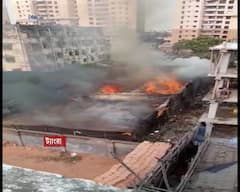 Tangra Fire: ঘিঞ্জি এলাকায় দমকল ঢুকতে অসুবিধা! বালতি করে জল নিয়ে আগুন নেভানোর চেষ্টা স্থানীয়দের