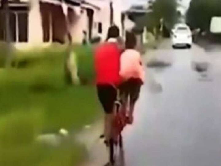 Industrialist Anand Mahindra shares video of two boy cycling one cycle goes viral in twitter Watch Video: ஹார்வாட் பல்கலைக்கழகத்தில கூட இப்படி ஒரு வீடியோ இருக்காது.. கூட்டு உழைப்பை புகழ்ந்த மஹிந்திரா
