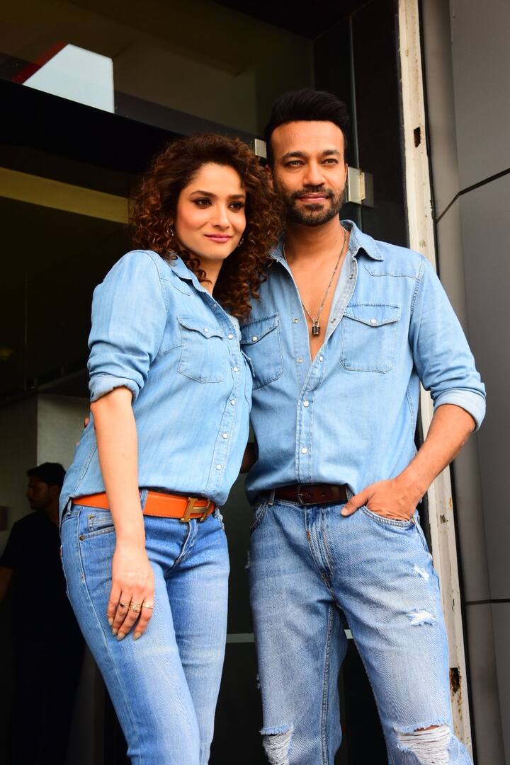 টেলিভিশনের 'পাওয়ার কাপল' অঙ্কিতা লোখান্ডে ও ভিকি জৈন। প্রায়ই সোশ্যাল মিডিয়ায় তাঁদের ছবি 'কাপল গোল' তৈরি করে।