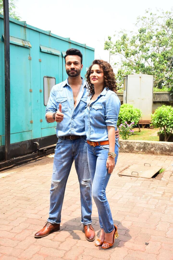 डेनिम शर्ट और जींस पहने यह दोनों एक दूसरे के साथ काफी जच रहे हैं. साथ ही ब्राउन बेल्ट और मैचिंग शूज और जींस में यह दोनों एक दूसरे को कंप्लीमेंट दे रहे हैं.