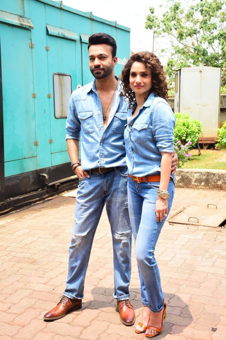 मीडिया के सामने यह दोनों शानदार पोसेस देते देखे हैं. इस कपल के चाहने वाले टकटकी लगाए इनकी नई तस्वीरों का इंतजार करते दिखते हैं.