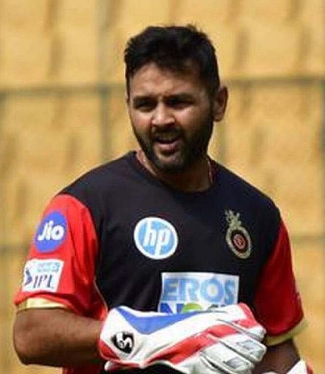 তালিকায় পাঁচ নম্বরে পার্থিব পটেল। ৬৫টি ক্যাচ ও ১৬ স্টাম্পিং সহ আইপিএলে মোট ৮১ শিকার রয়েছে পার্থিবের।