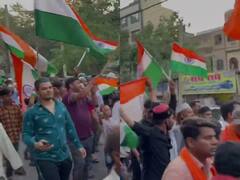 Jahangirpuri News: जहांगीरपुरी में हिंसा वाली जगह पर गले मिलते नजर आए हिंदू- मुस्लिम, तिरंगा यात्रा से दिया भाईचारे का संदेश