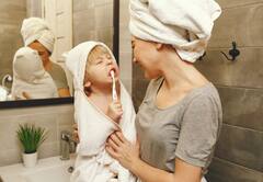 Teething in Babies : बच्चों को दांत निकलने पर होती है कई समस्याएं, इन उपायों से करें उनकी परेशानी दूर