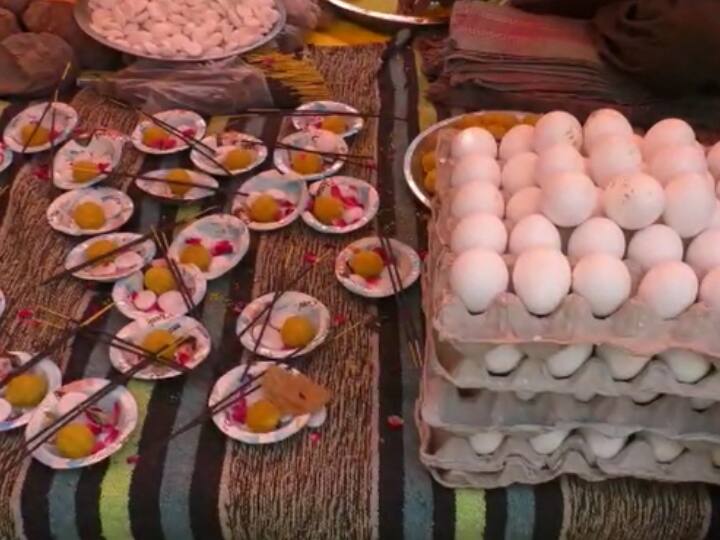 Firozabad baba nagar sen temple Devotees worship with raw chicken eggs for the health of children ann