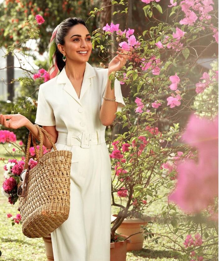 अब ब्रेकअप की खबरों के बीच कियारा ने अपने इंस्टाग्राम पर एक पोस्ट शेयर किया है जिसमें वो फूलों से खेलती दिख रही हैं. इस फोटो के साथ एक्ट्रेस ने कैप्शन में लिखा, 'पौधे की तरह मुस्कुराओ, हंसी को बढ़ाओ, प्यार की फसल उगाओ'.