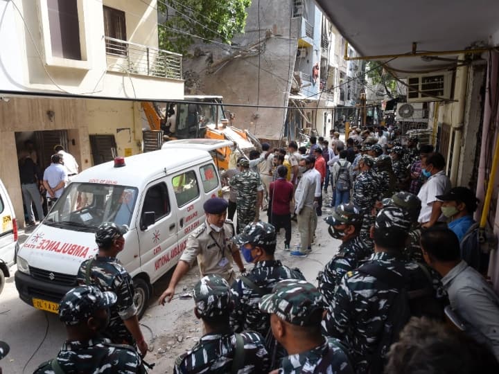 Major accident in Delhi's Satya Niketan due to building collapse, 2-3 people trapped inside, Chief Minister expressed grief Delhi News: दिल्ली के सत्य निकेतन इलाके में बिल्डिंग गिरने का हादसा, रेस्क्यू खत्म, सात लोगों को निकाला गया