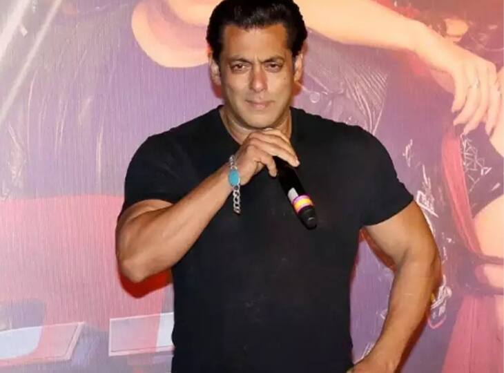 Salman Khan blue bracelet story which keeps negativity away from the superstar Salman Khan Bracelet: निगेटिविटी से कई बार टूट चुका है सलमान खान का ब्रेसलेट, खुद बताई थी इसके पीछे की दिलचस्प कहानी