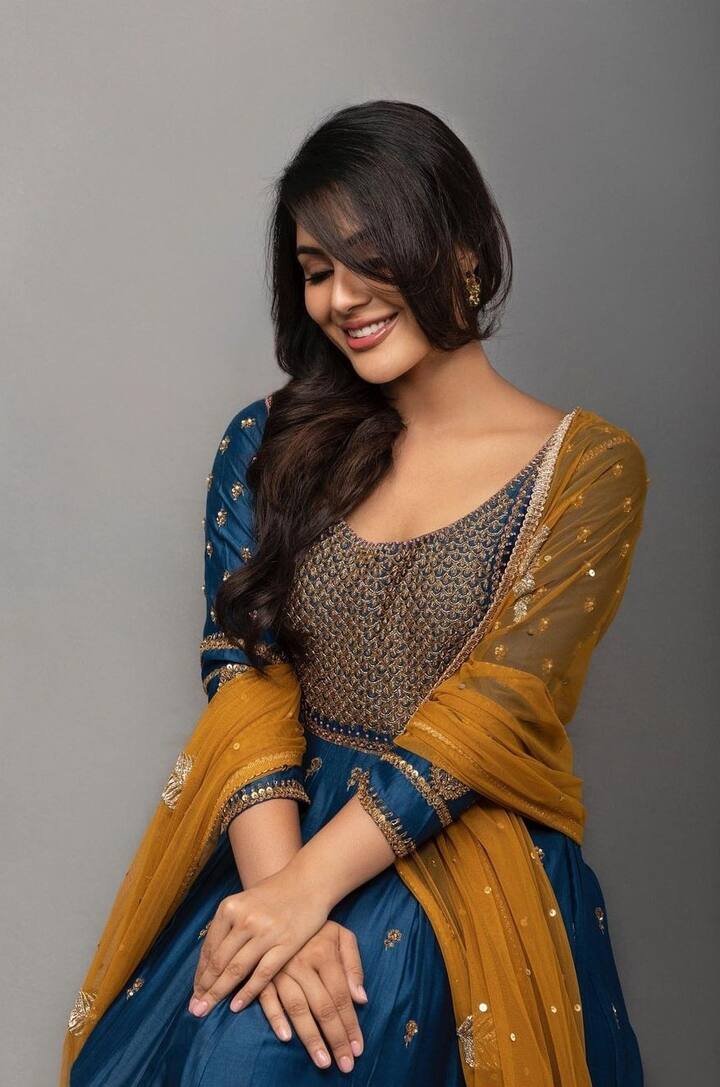 சுட்டும் விழி பார்வையில் சுகம் வைத்தாள் நான் காதலின் கடலில் விழுந்துவிட்டேன் நீ கரம் ஒன்று கொடுத்தாய் எழுந்து விட்டேன்