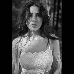 Sara Ali Khan: साराचा ब्लॅक अँड व्हाईट लूक; पाहा फोटो!