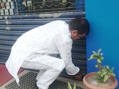 Ghaziabad: बीजेपी विधायक नंदकिशोर गुर्जर ने बैंक में जड़ा ताला, जानें वजह